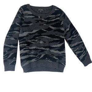 Barefoot Dreams size medium dark camo soft CozyChic Charcoal Pullover